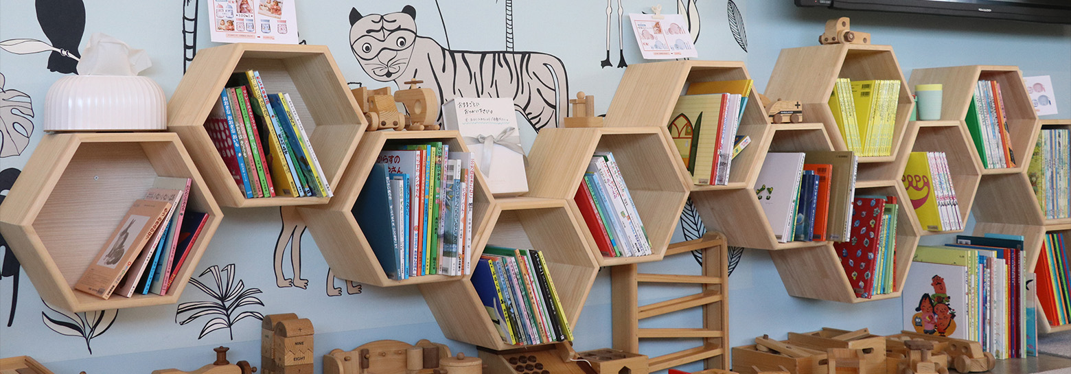 ambarの室内。絵本コーナーの写真